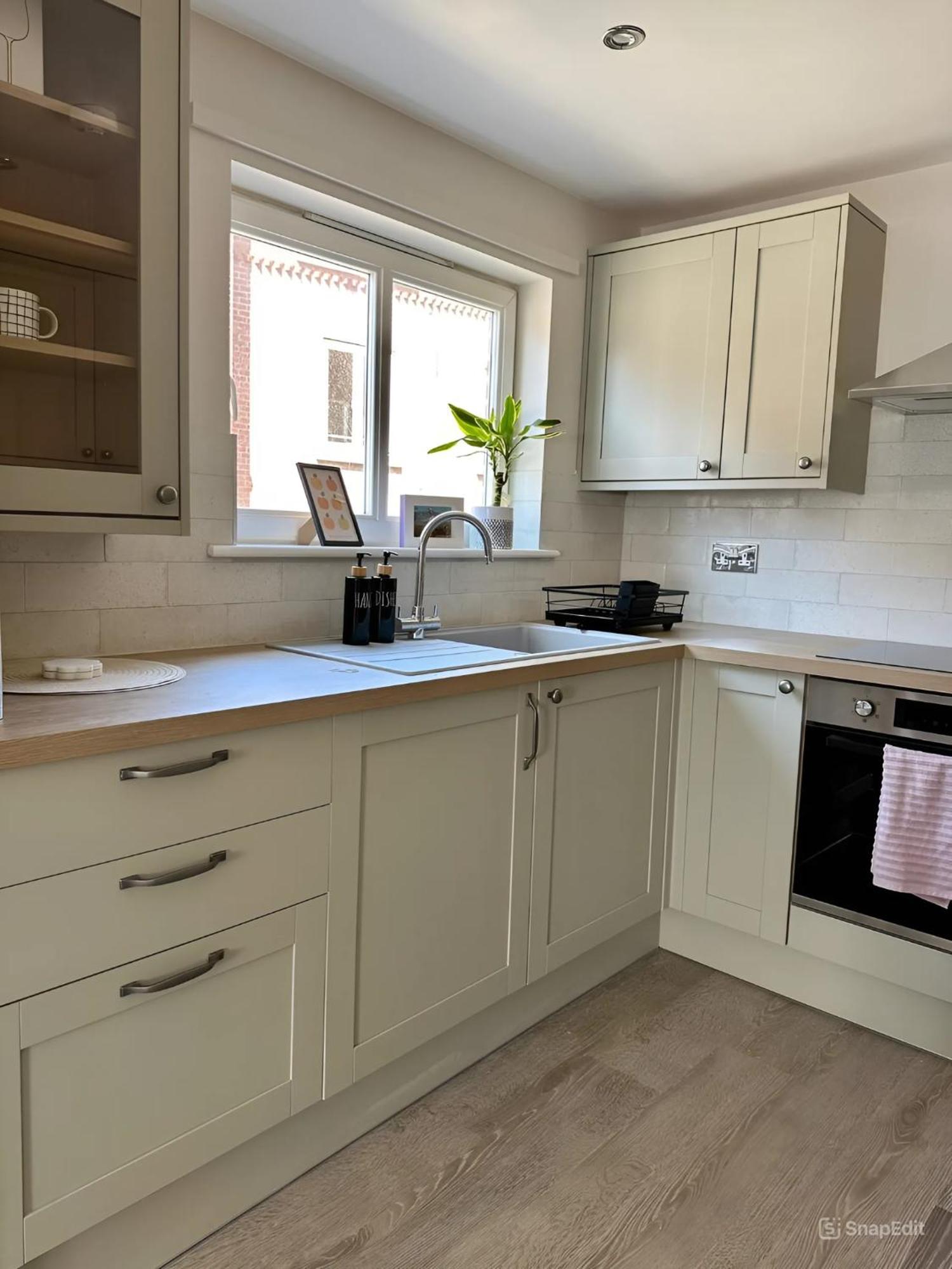 Modern With Free Parking. Located In York's Historical Building Appartement York