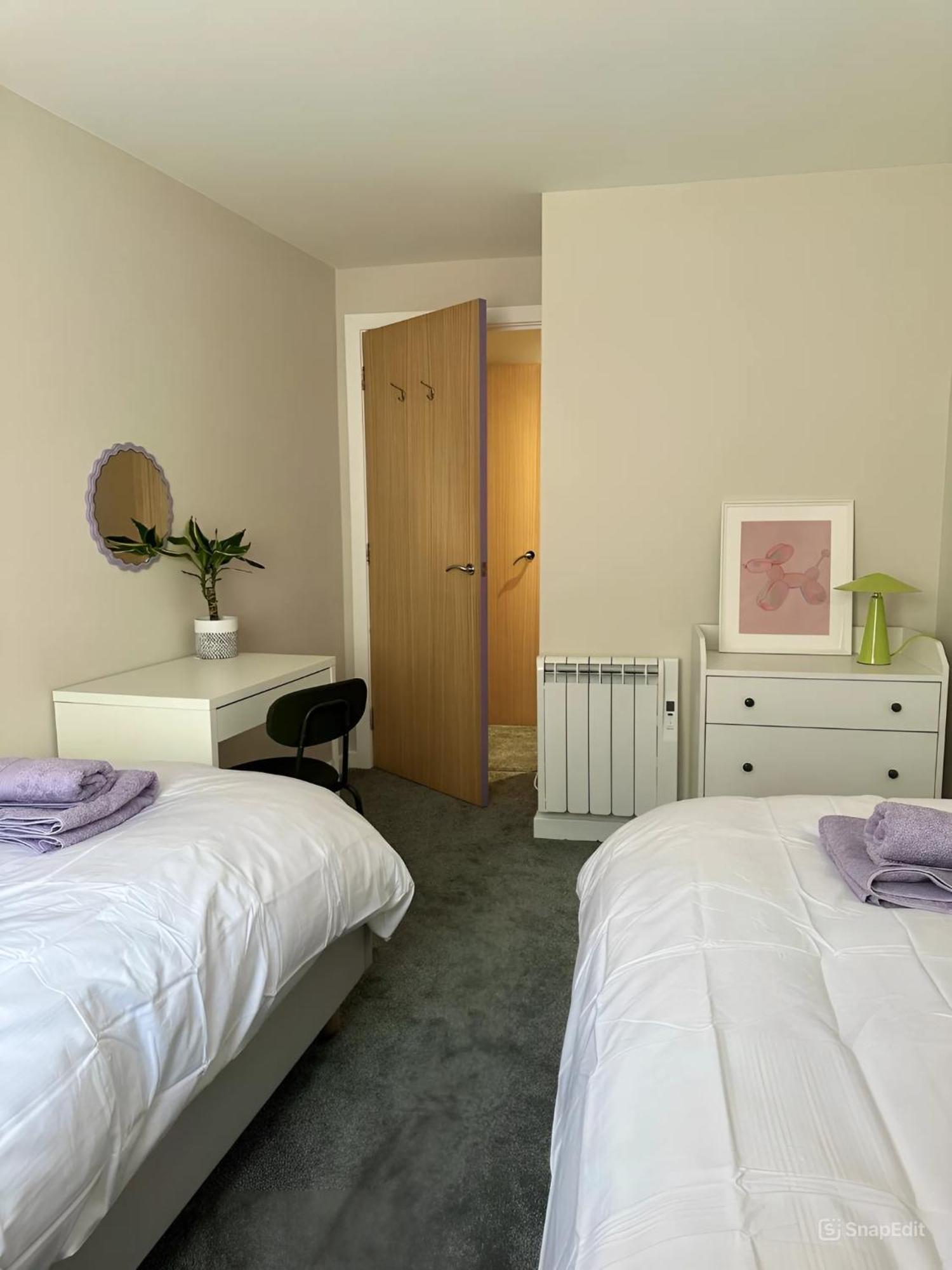 Modern With Free Parking. Located In York's Historical Building Appartement *